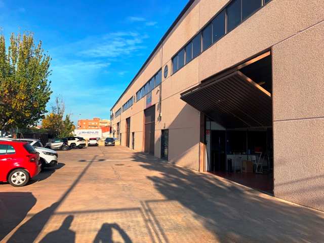 Nave industrial esquinera de 658 m² con instalaciones. Patio frontal y
