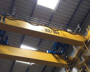 Nave aislada tipo C situada en Vilafranca del Penedès con varios puentes grúa de 16 a 30 Tn